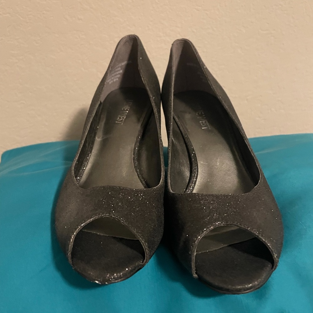 Sparkly Nine West black women’s kitten heels with peep toe. Size 6.